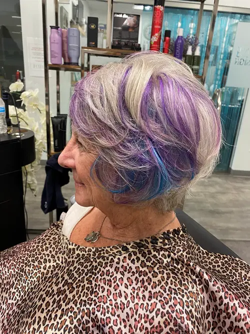 She embraced her natural gray with playful violet and blue, creating Quiet Silver dimension paired w(..)