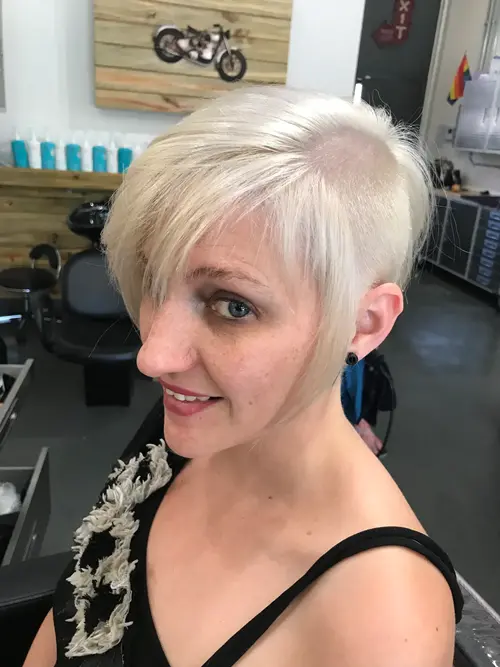 Short hair is all about precision, balance and knowing where to leave softness. With this platinum p(..)