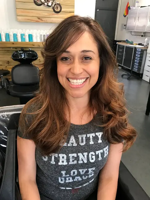 Soft, dimensional brunette with warm caramel and copper tones designed to enhance movement and shine(..)