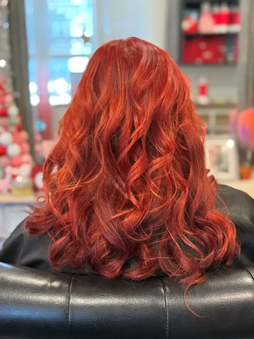 This rich copper transformation was all about creating warmth, shine and movement without losing the(..)