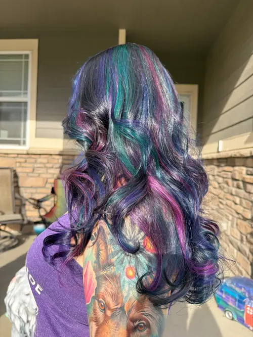 This oil slick color was designed to look completely different depending on how the light hits it. I(..)
