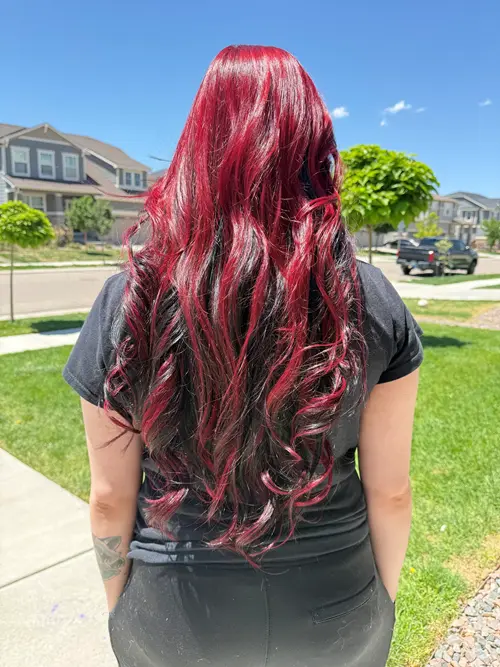This black and cherry bomb red transformation was all about contrast, shine and movement. I kept the(..)